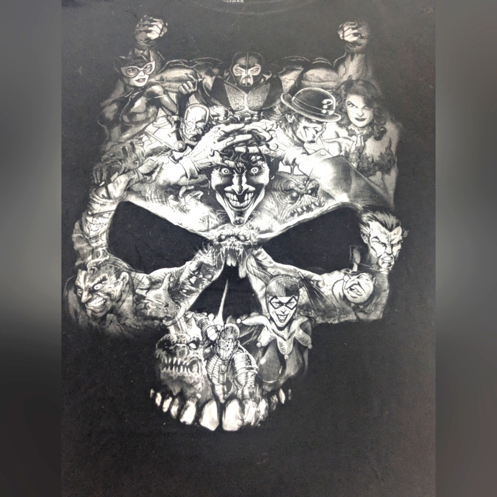 Batman Black Tee Shirt - Skull Graphic  Collage Of Villans Size Medium